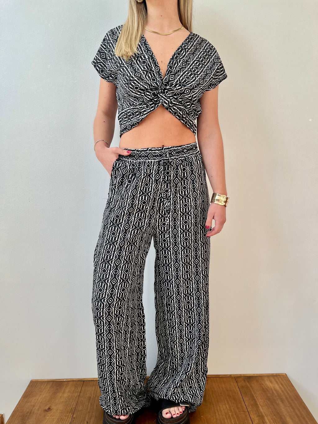 Conjunto pantalón y crop top