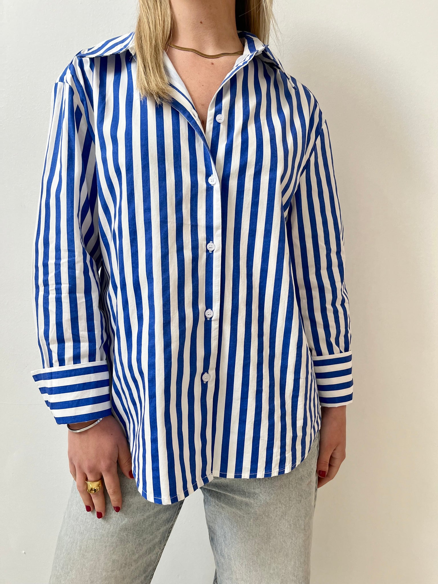 Camisa azul con Lineas