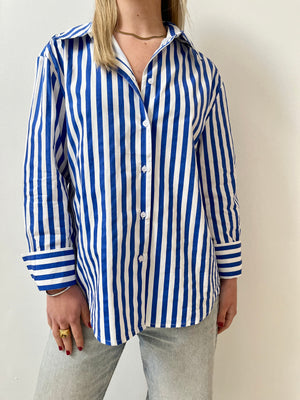 Camisa azul con Lineas