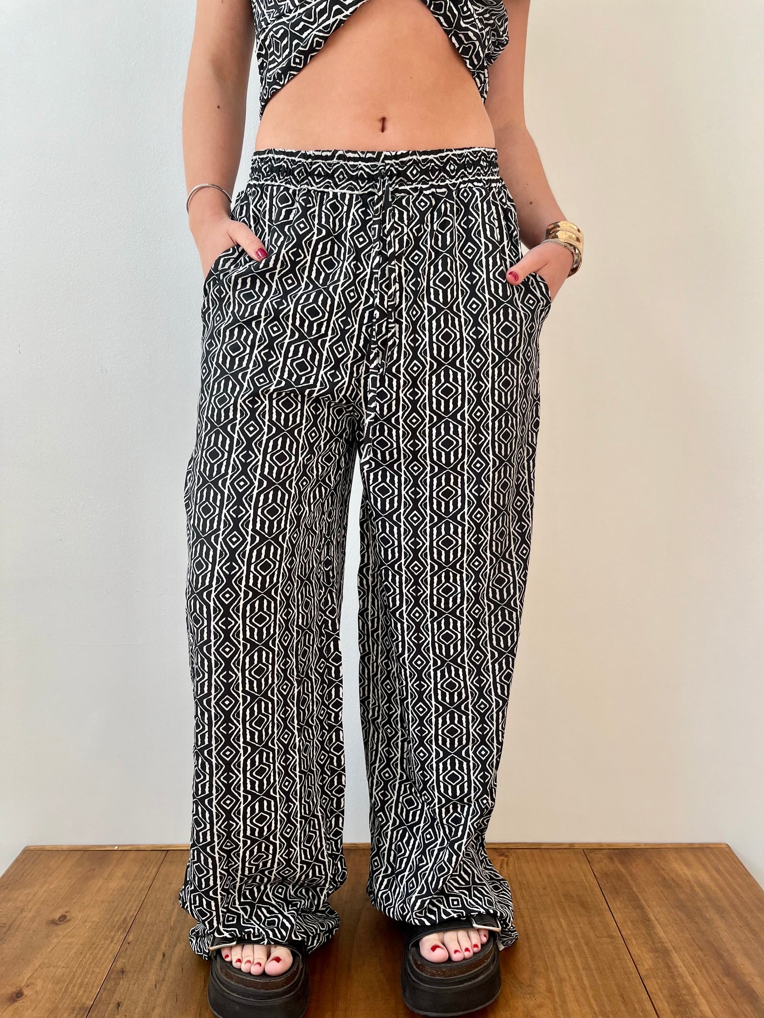 Conjunto pantalón y crop top