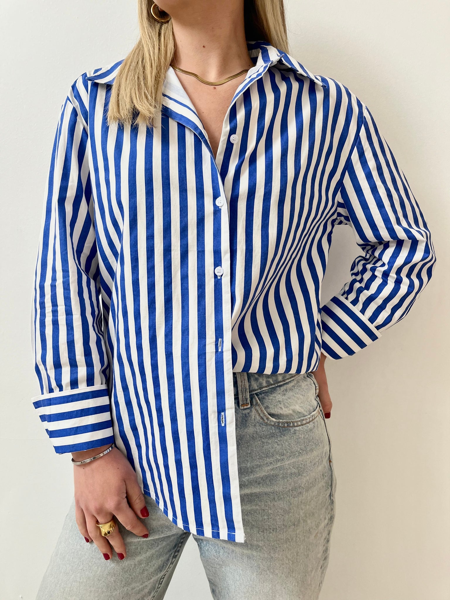 Camisa azul con Lineas