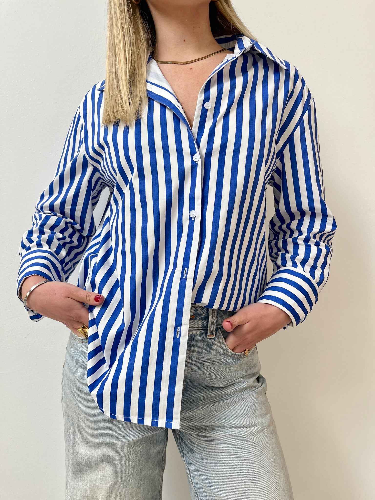 Camisa azul con Lineas