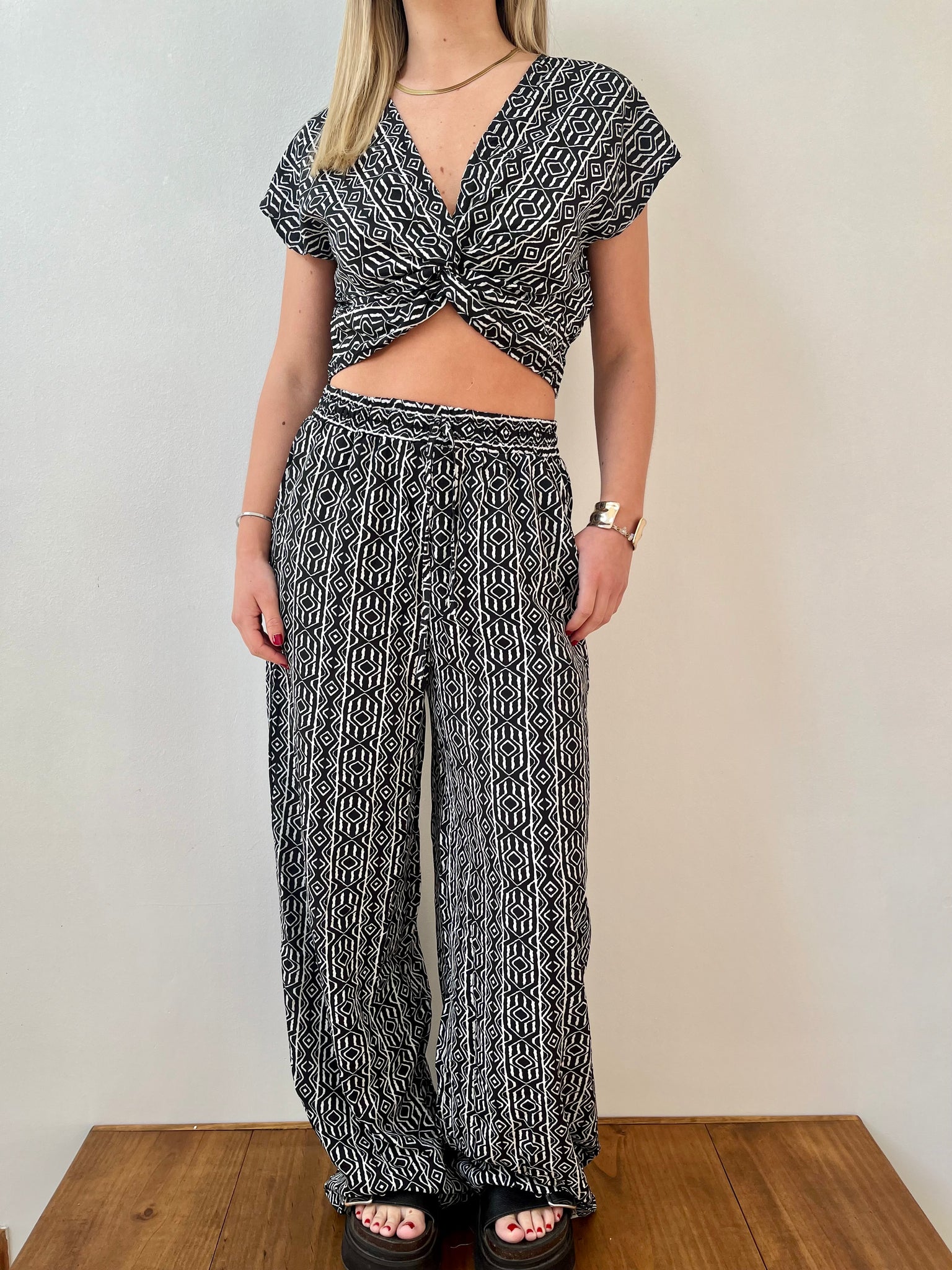 Conjunto pantalón y crop top